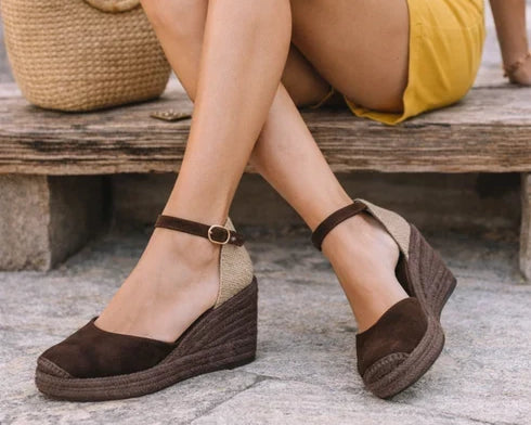 Look con alpargatas marrones para mujer: ideas para combinarlas con estilo