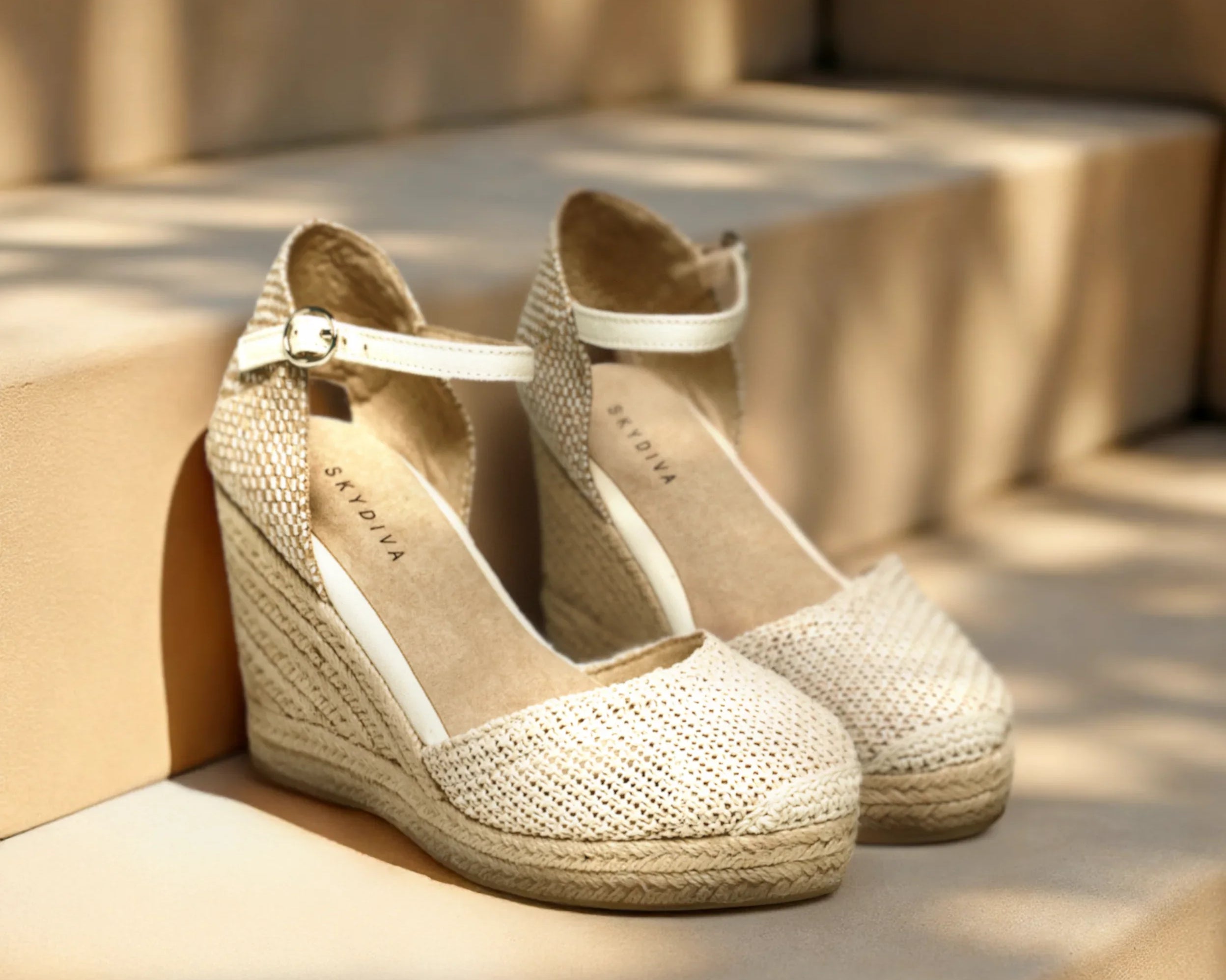 Outfit con alpargatas beige de mujer: ideas para combinar el calzado que va con todo