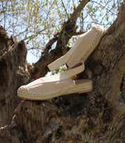 Alpargatas planas para mujer SKYDIVA LIT en color beige, vista completa en árbol