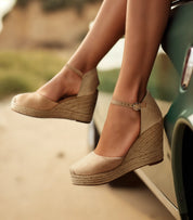 Alpargatas con cuña para mujer SKYDIVA VIBES en color beige, vista completa modelo