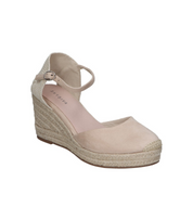 Alpargatas con cuña para mujer SKYDIVA VIBES en color beige, vista diagonal frontal