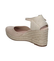 Alpargatas con cuña para mujer SKYDIVA VIBES en color beige, vista diagonal talón