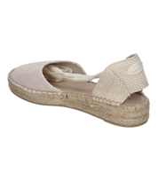 Alpargatas planas para mujer SKYDIVA POV en color beige, vista diagonal talón