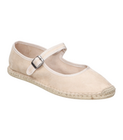 Merceditas planas para mujer SKYDIVA LA-QUE-SO en color beige, vista diagonal frontal