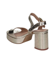Sandalias de tacón para mujer SKYDIVA CRUSH en color dorado, vista diagonal talón