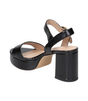 Sandalias de tacón para mujer SKYDIVA CRUSH en color negro, vista diagonal talón