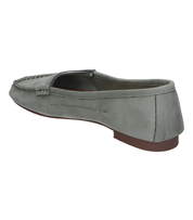 Mocasines para mujer SKYDIVA NPC en color verde, vista diagonal talón