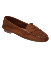 Mocasines para mujer SKYDIVA NPC en color marrón, vista diagonal frontal
