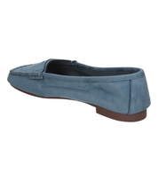 Mocasines para mujer SKYDIVA NPC en color azul, vista diagonal talón