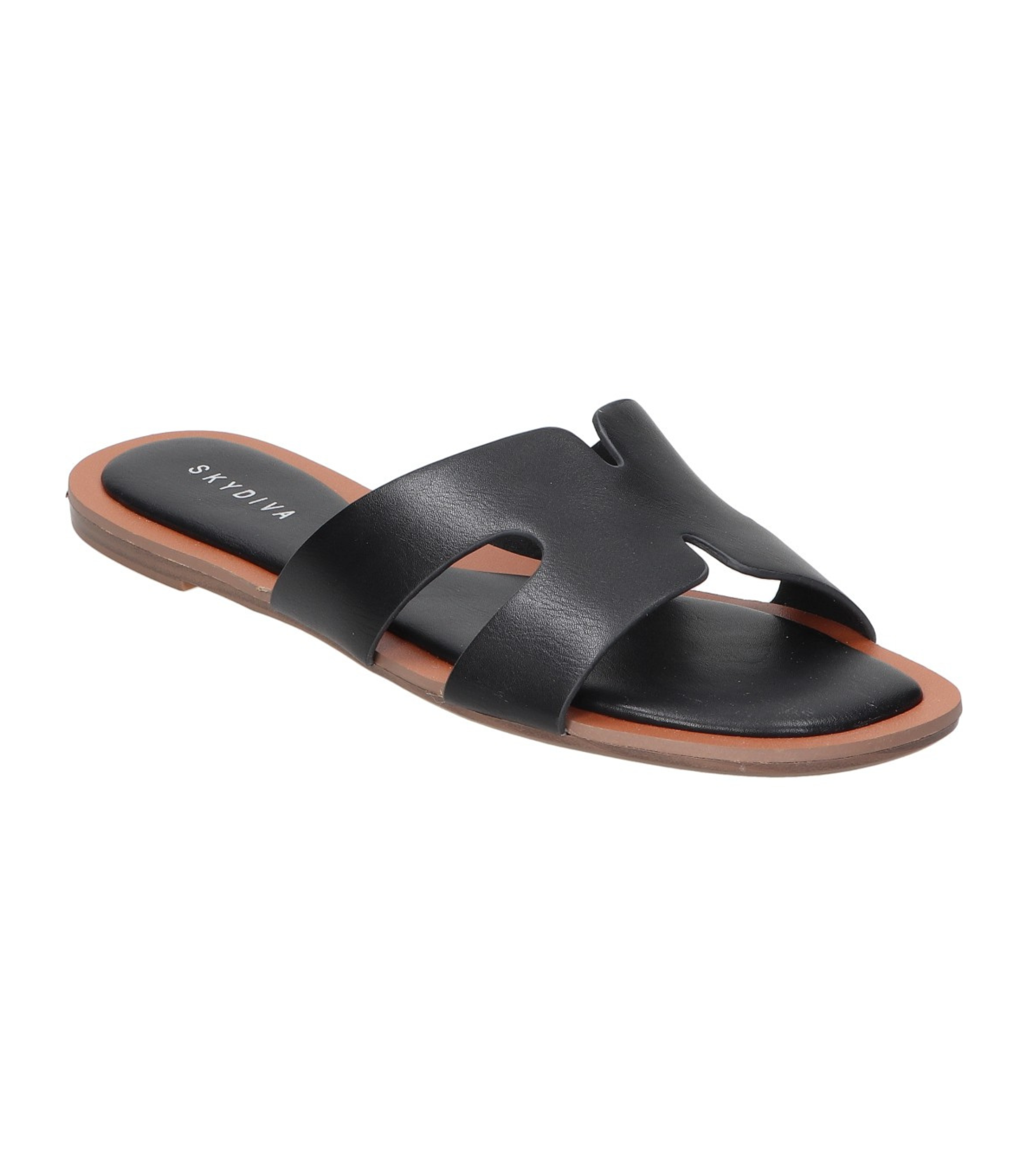 Sandalias planas para mujer SKYDIVA CHILL en color negro, vista diagonal frontal