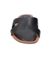 Sandalias planas para mujer SKYDIVA CHILL en color negro, vista frontal