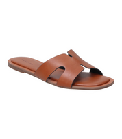 Sandalias planas para mujer SKYDIVA CHILL en color marrón, vista diagonal frontal