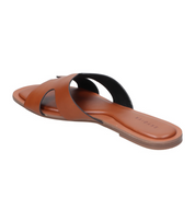 Sandalias planas para mujer SKYDIVA CHILL en color marrón, vista diagonal talón