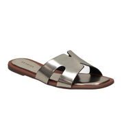 Sandalias planas para mujer SKYDIVA CHILL en color plata, vista diagonal frontal