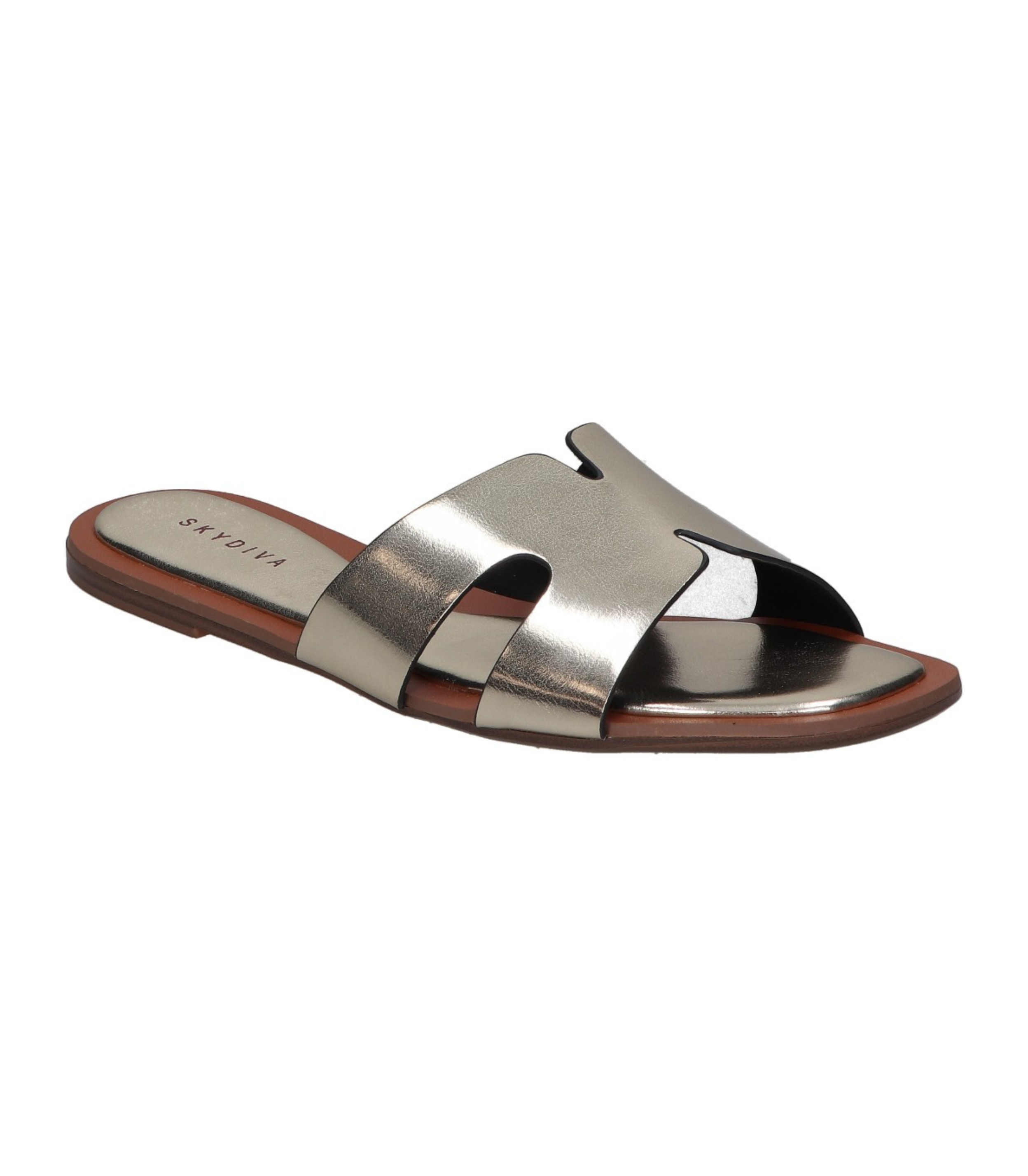 Sandalias planas para mujer SKYDIVA CHILL en color plata, vista diagonal frontal