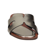 Sandalias planas para mujer SKYDIVA CHILL en color plata, vista frontal