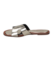 Sandalias planas para mujer SKYDIVA CHILL en color plata, vista lateral izquierda