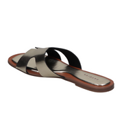 Sandalias planas para mujer SKYDIVA CHILL en color plata, vista diagonal talón