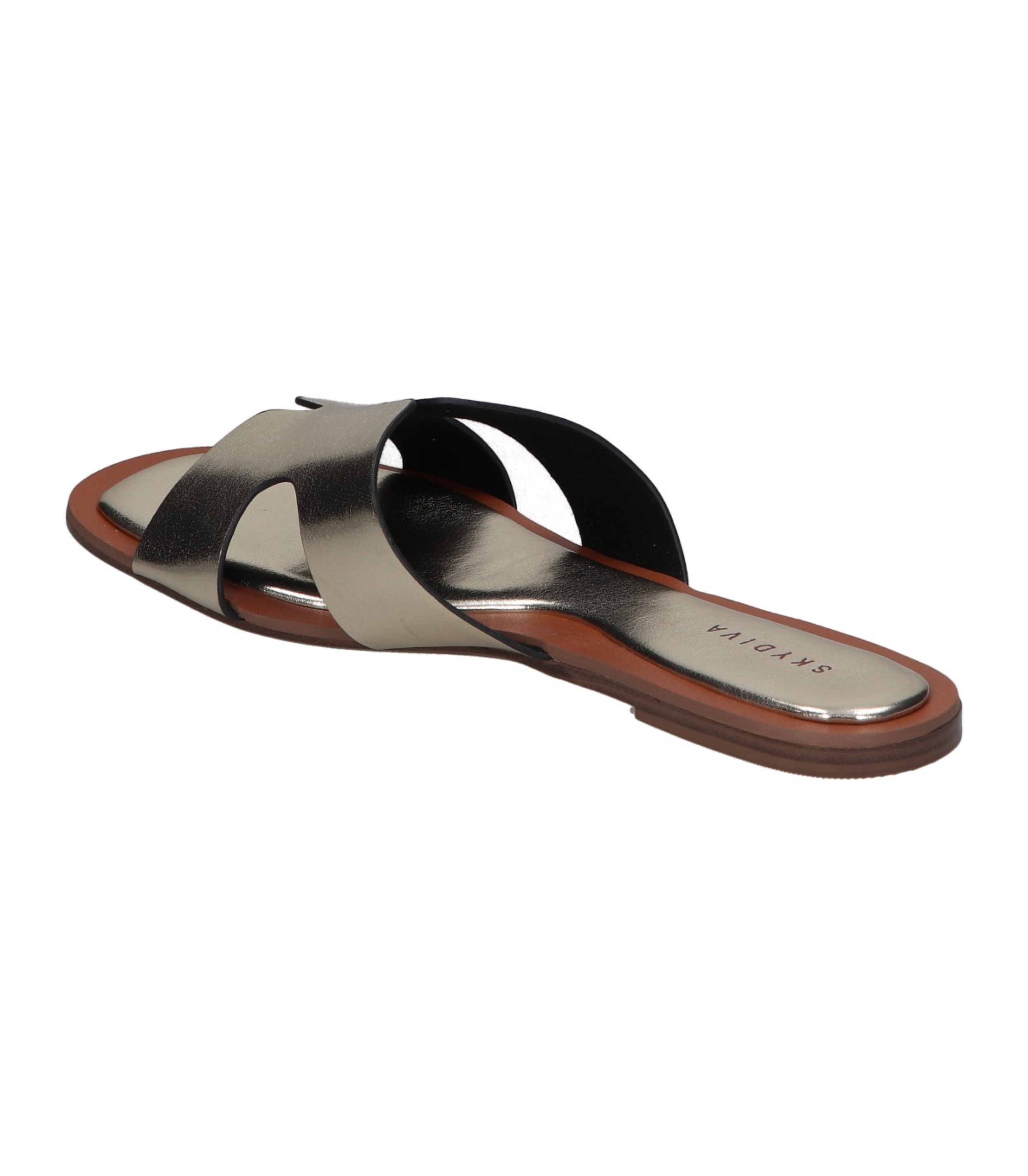 Sandalias planas para mujer SKYDIVA CHILL en color plata, vista diagonal talón