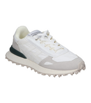 Deportivas planas para mujer SKYDIVA HYPE en color blanco, vista diagonal frontal