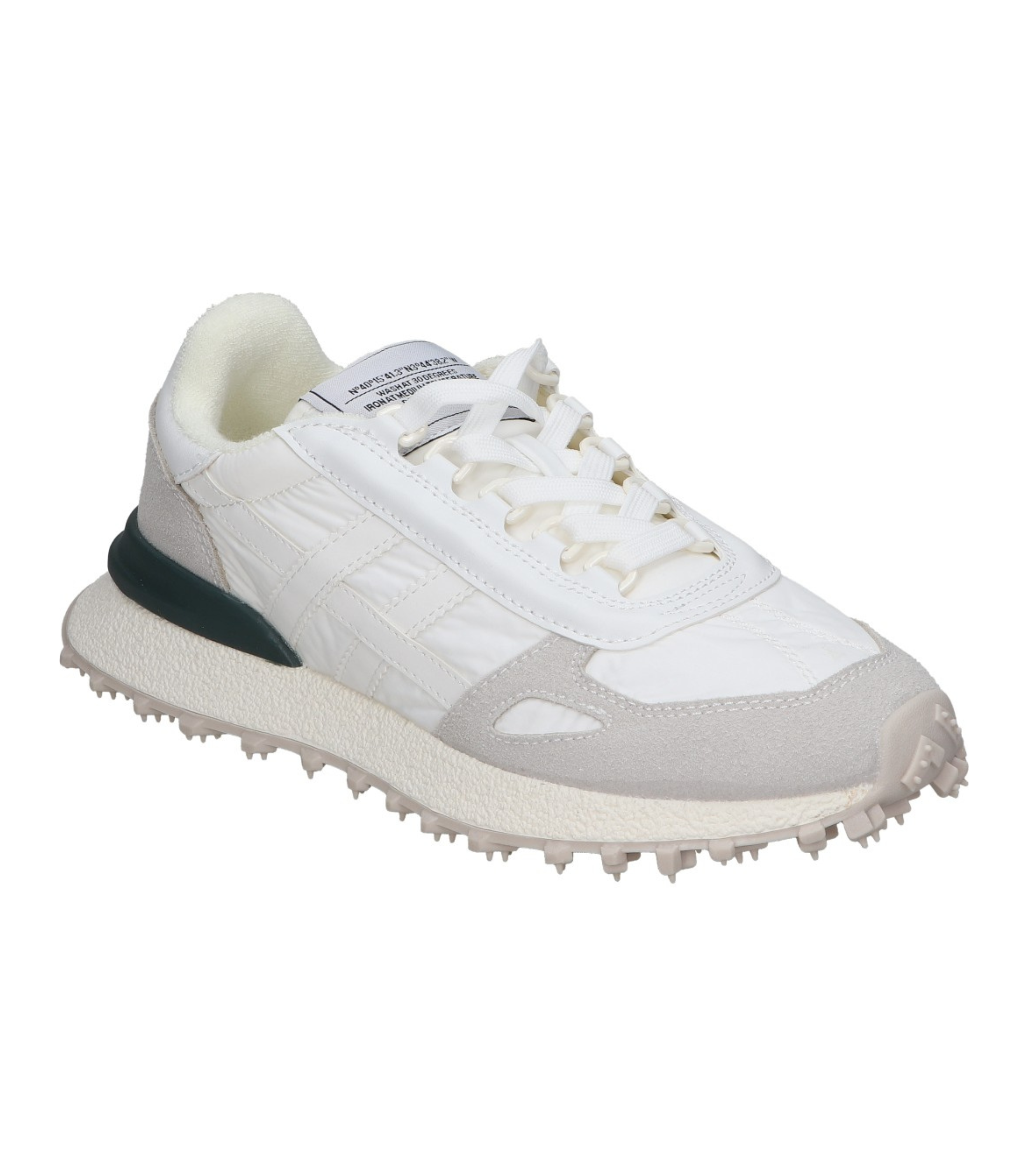 Deportivas planas para mujer SKYDIVA HYPE en color blanco, vista diagonal frontal