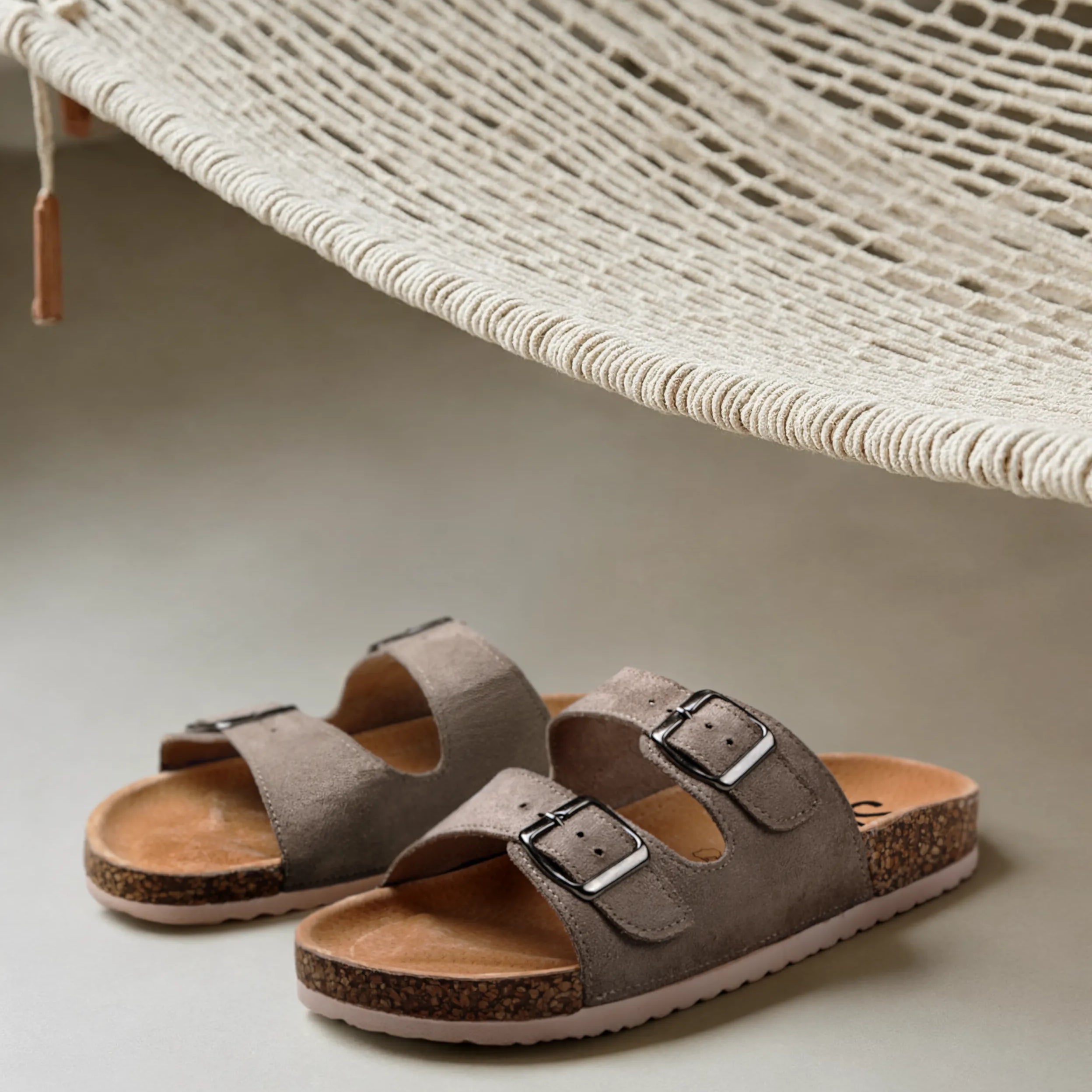 Sandalias planas destalonadas para mujer SKYDIVA RT en color gris, vista completa