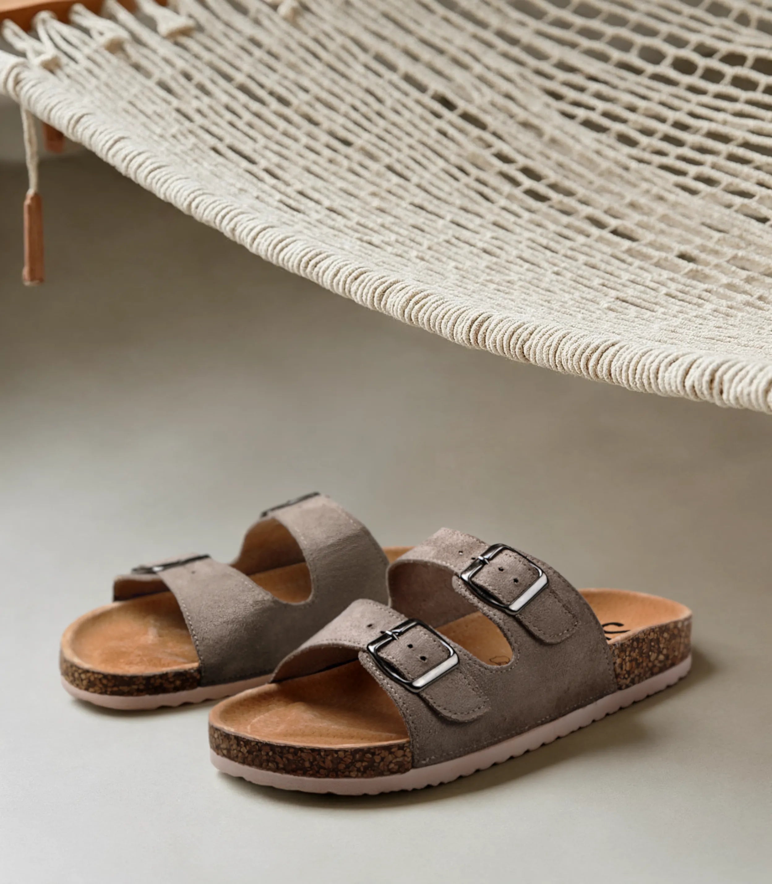 Sandalias planas destalonadas para mujer SKYDIVA RT en color gris, vista completa