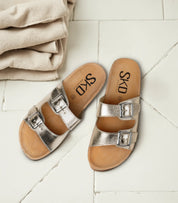 Sandalias planas destalonadas para mujer SKYDIVA RT en color plata, vista completa
