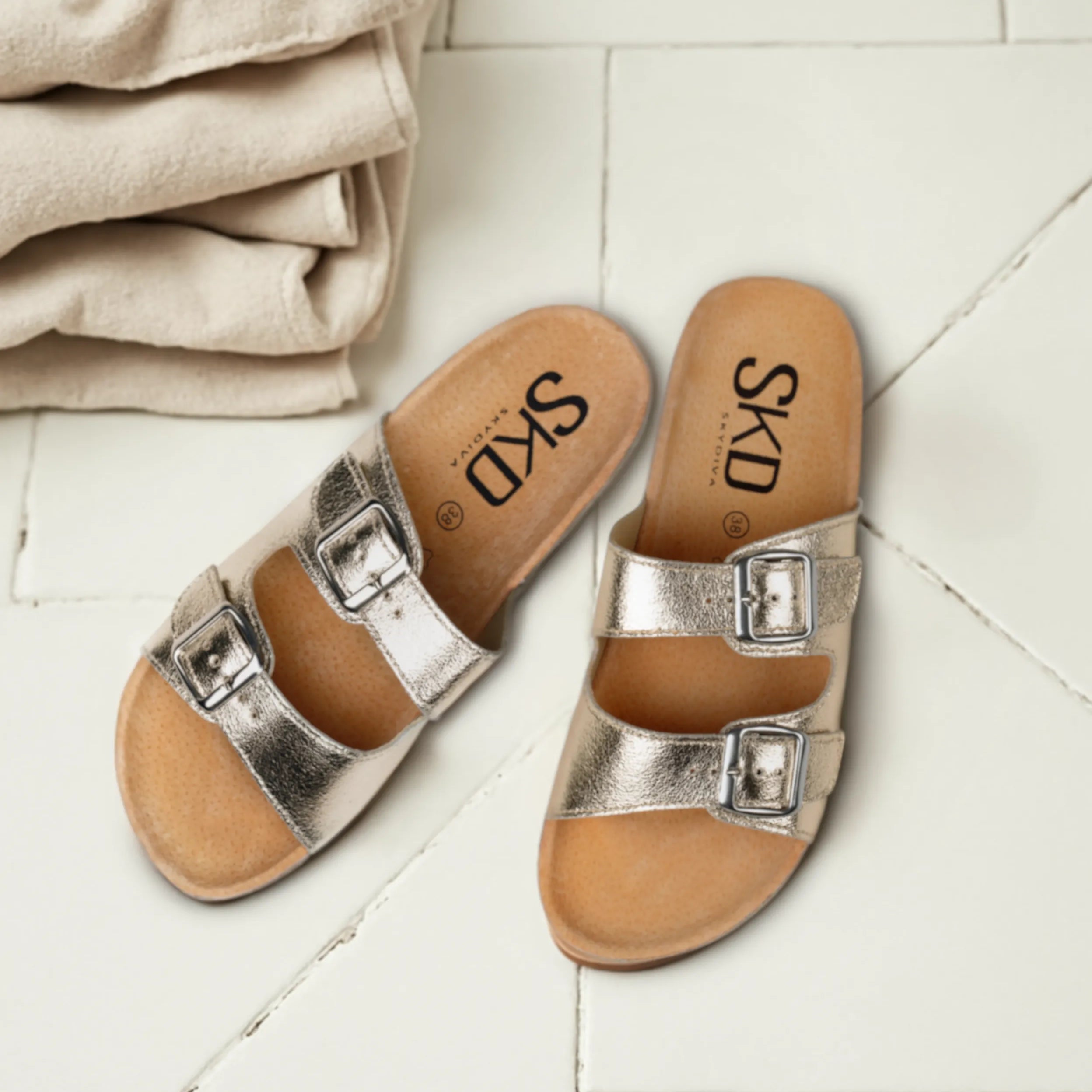 Sandalias planas destalonadas para mujer SKYDIVA RT en color plata, vista completa