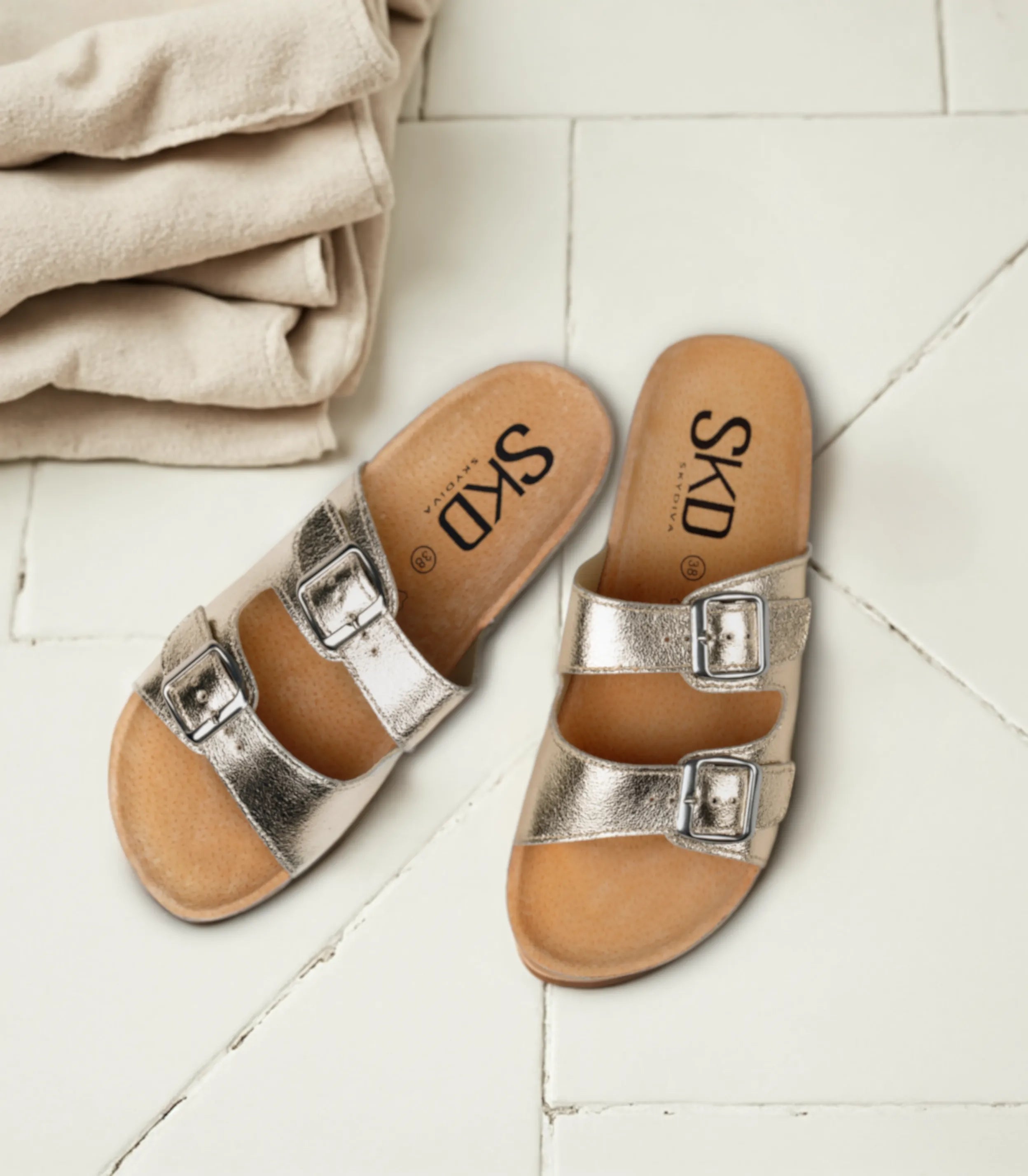 Sandalias planas destalonadas para mujer SKYDIVA RT en color plata, vista completa