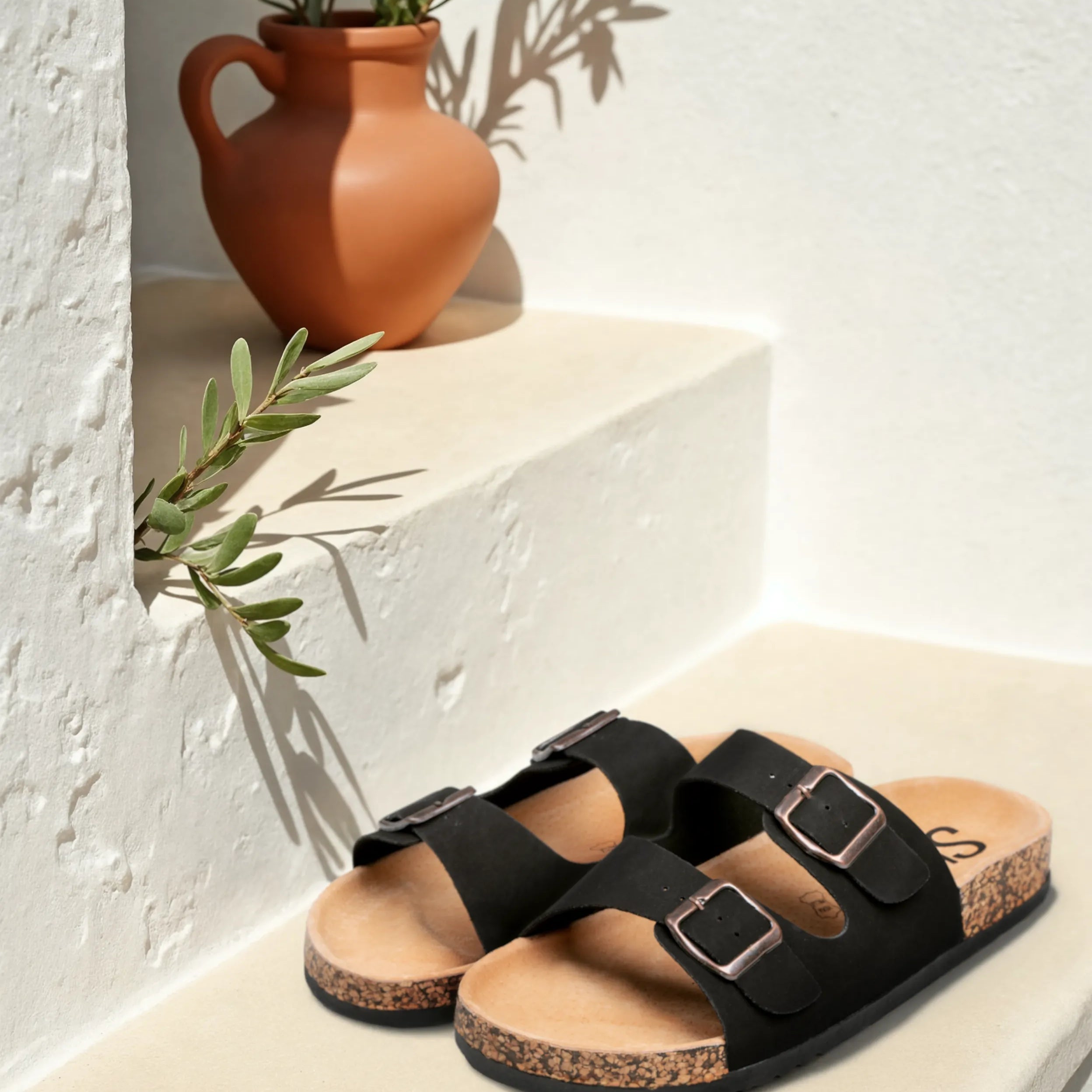 Sandalias planas destalonadas para mujer SKYDIVA RT+ en color negro, vista lateral completa
