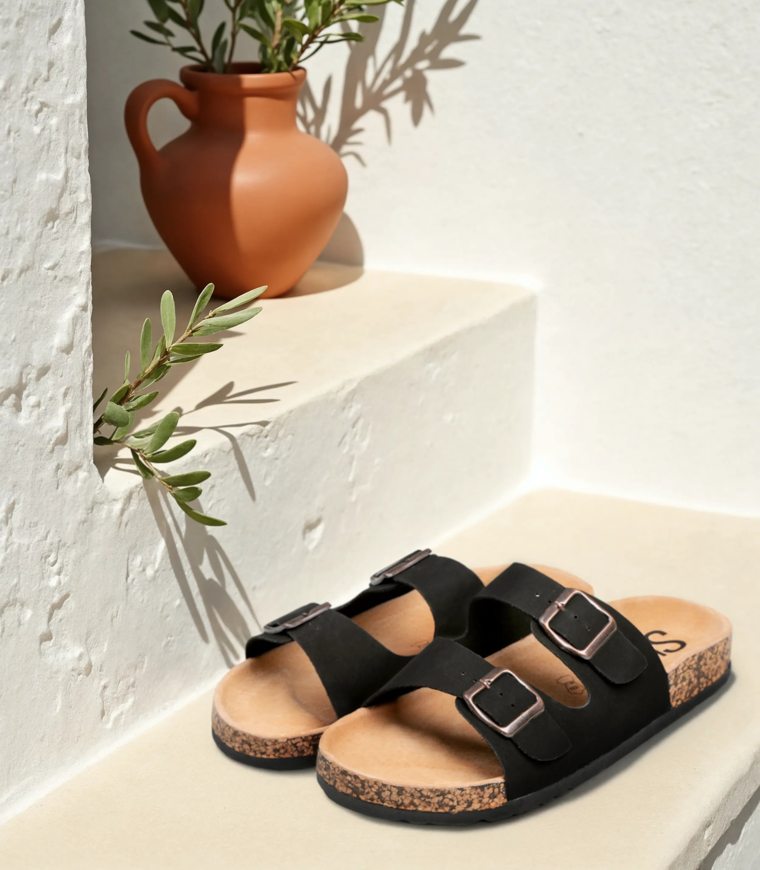 Sandalias planas destalonadas para mujer SKYDIVA RT+ en color negro, vista lateral completa