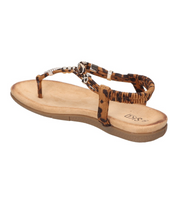 Sandalias de dedo planas para mujer SKYDIVA KELOKÉ con estampado de leopardo, vista diagonal talón