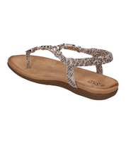 Sandalias de dedo planas para mujer SKYDIVA KELOKÉ con estampado de serpiente, vista diagonal talón