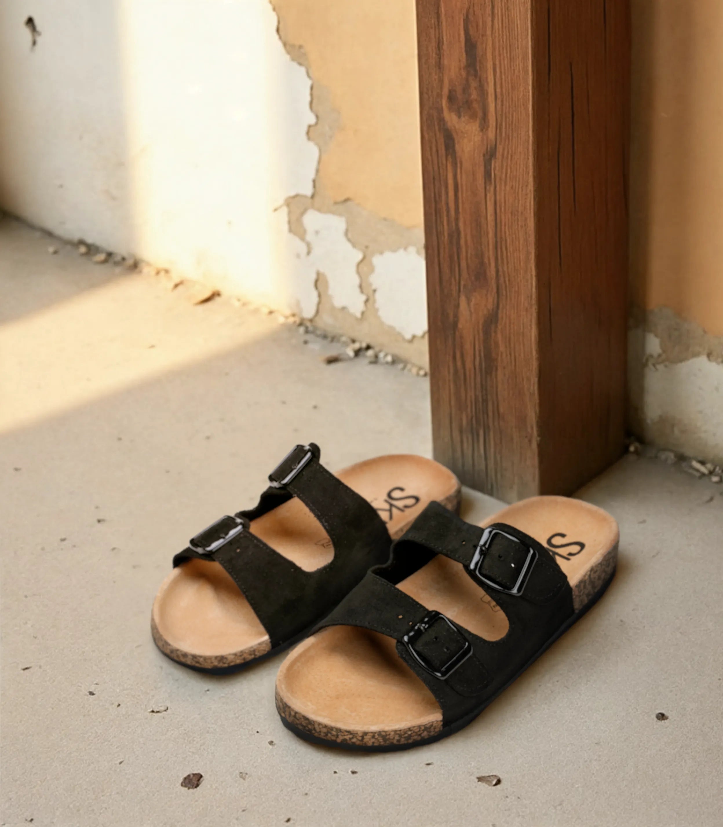 Sandalias planas destalonadas para mujer SKYDIVA RT en color negro, vista completa