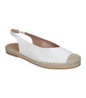 Alpargatas planas para mujer SKYDIVA LOL en color blanco, vista diagonal frontal