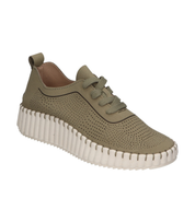 Zapato con cuña para mujer SKYDIVA XD en color verde khaki, vista diagonal frontal
