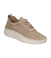 Zapato con cuña para mujer SKYDIVA XD en color beige, vista diagonal frontal