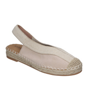 Alpargatas planas para mujer SKYDIVA LIT en color beige, vista diagonal frontal