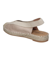 Alpargatas planas para mujer SKYDIVA LIT en color beige, vista diagonal talón