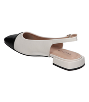 Zapatos planos para mujer SKYDIVA PADREAR en color blanco y negro, vista diagonal talón