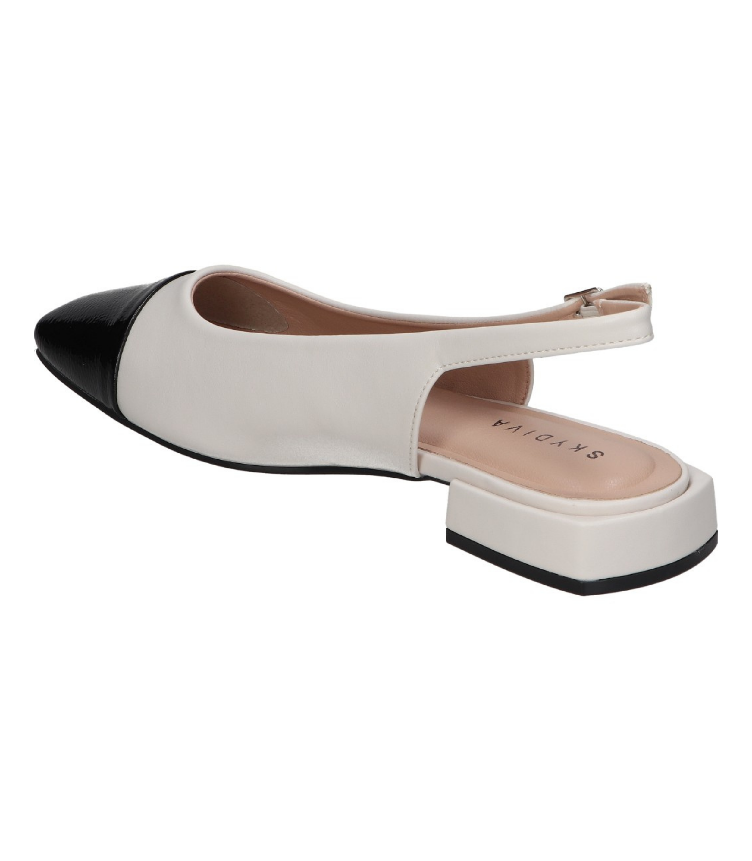 Zapatos planos para mujer SKYDIVA PADREAR en color blanco y negro, vista diagonal talón