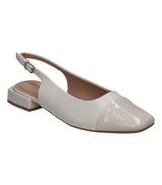 Zapatos planos para mujer SKYDIVA PADREAR en color blanco y beige, vista diagonal frontal