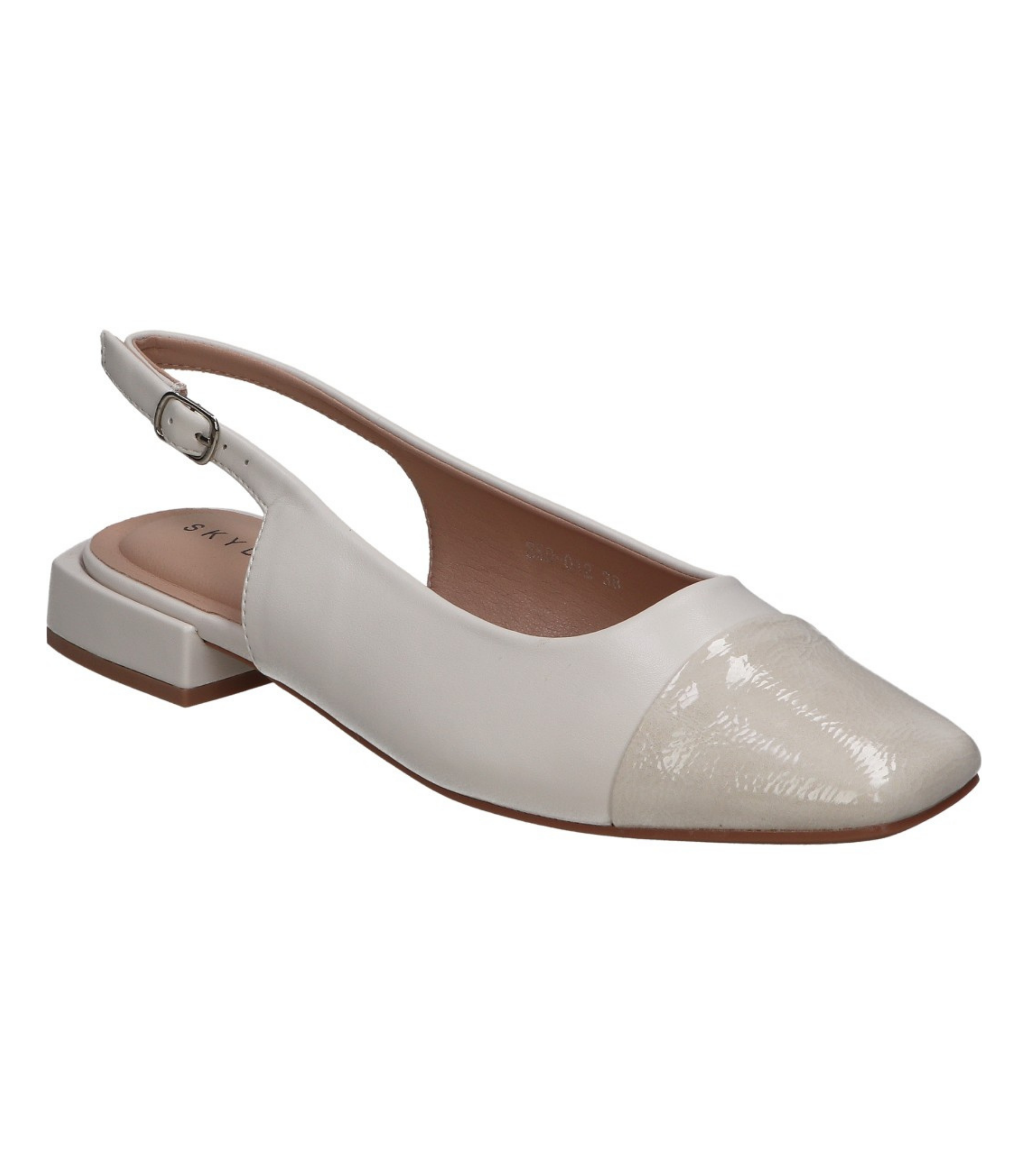 Zapatos planos para mujer SKYDIVA PADREAR en color blanco y beige, vista diagonal frontal