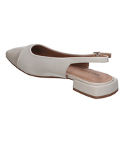 Zapatos planos para mujer SKYDIVA PADREAR en color blanco y beige, vista diagonal talón