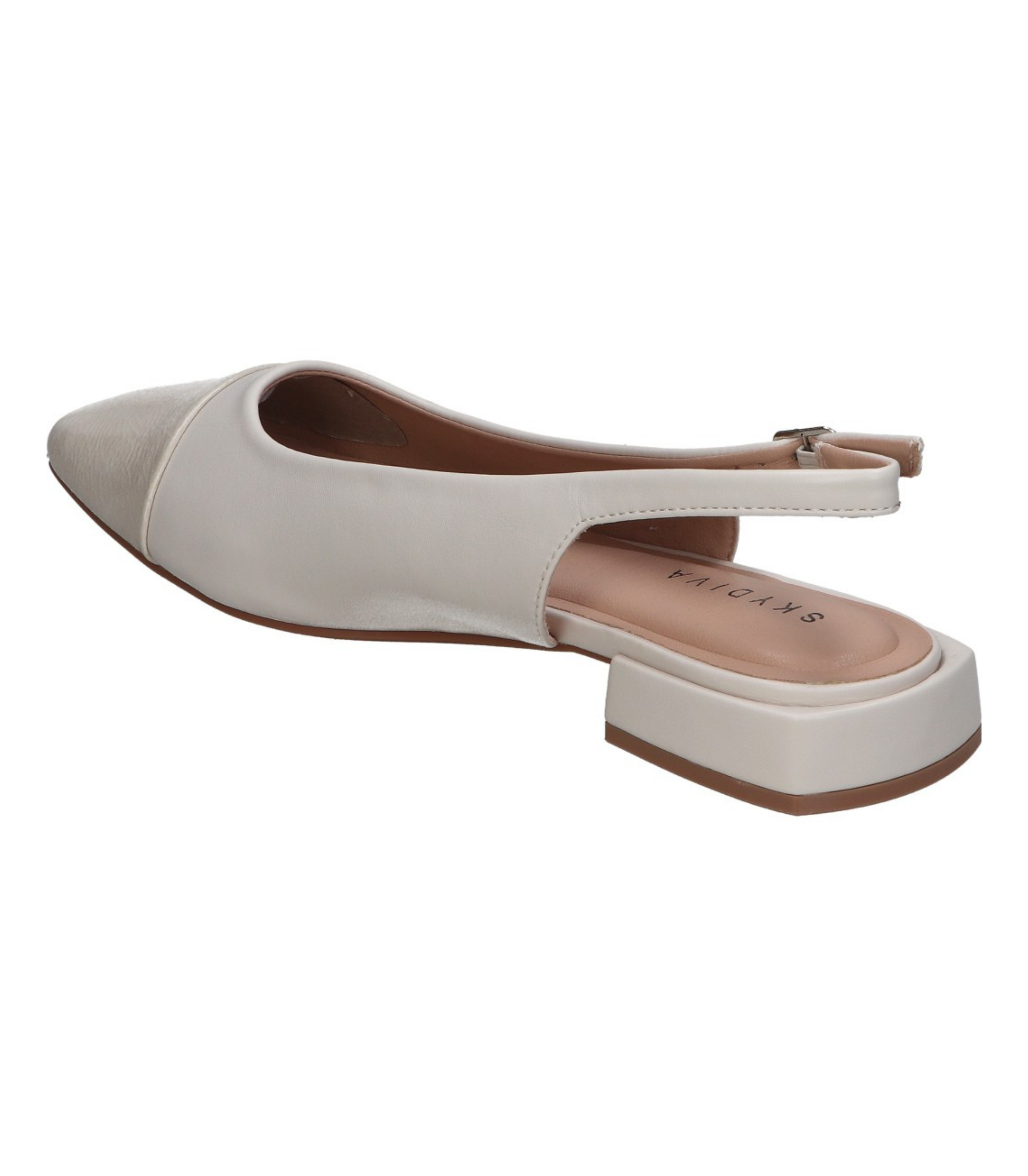 Zapatos planos para mujer SKYDIVA PADREAR en color blanco y beige, vista diagonal talón