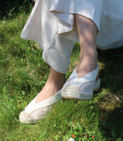 Alpargatas planas para mujer SKYDIVA LIT en color beige, vista completa modelo