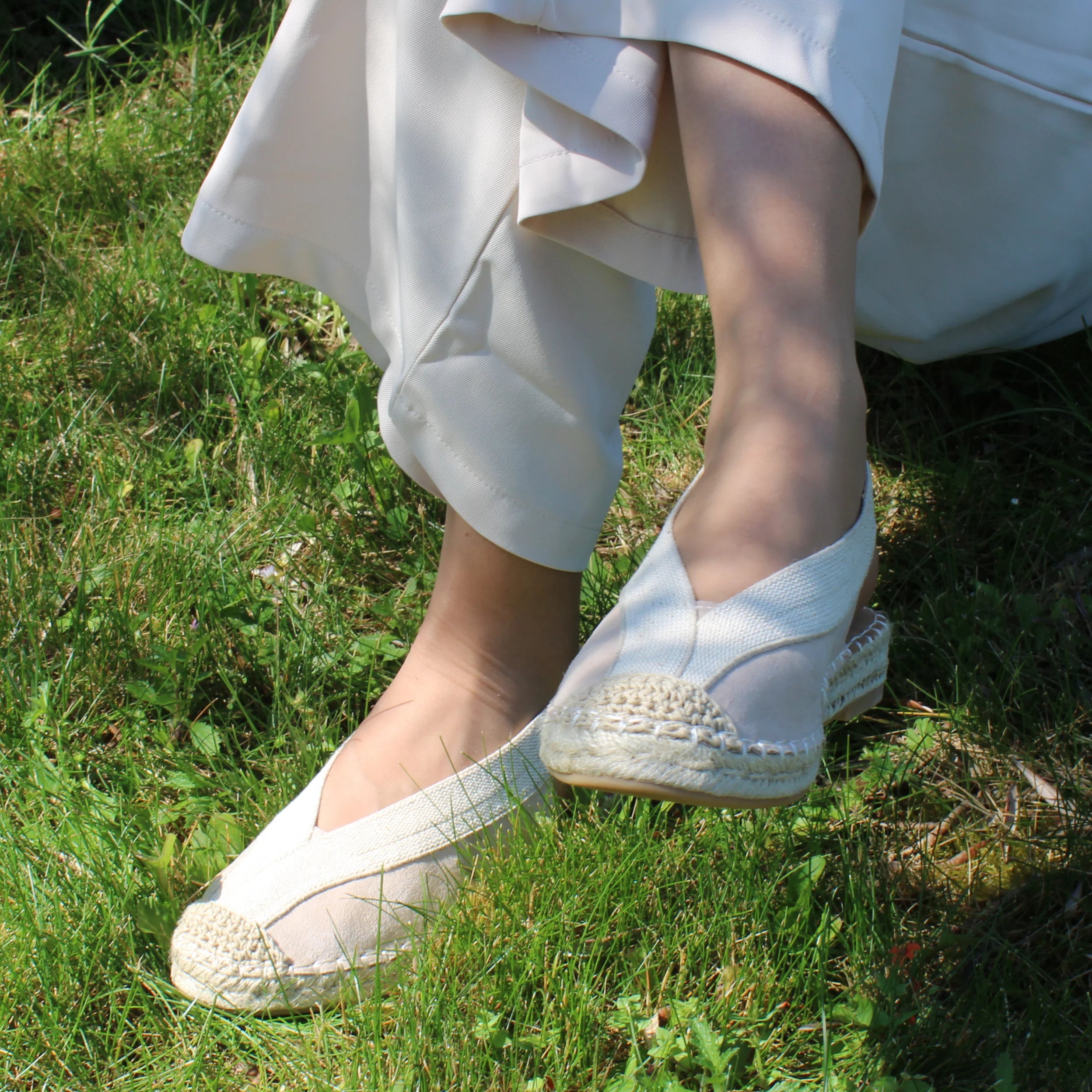 Alpargatas planas para mujer SKYDIVA LIT en color beige, vista completa modelo