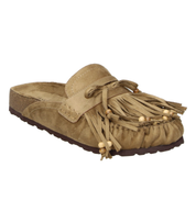 Zuecos planos SKYDIVA HIPPIE en camel con flecos para mujer