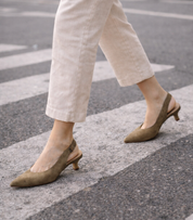 Zapato Destalonado de Tacón SKYDIVA DIVI en Color Marrón para Mujer